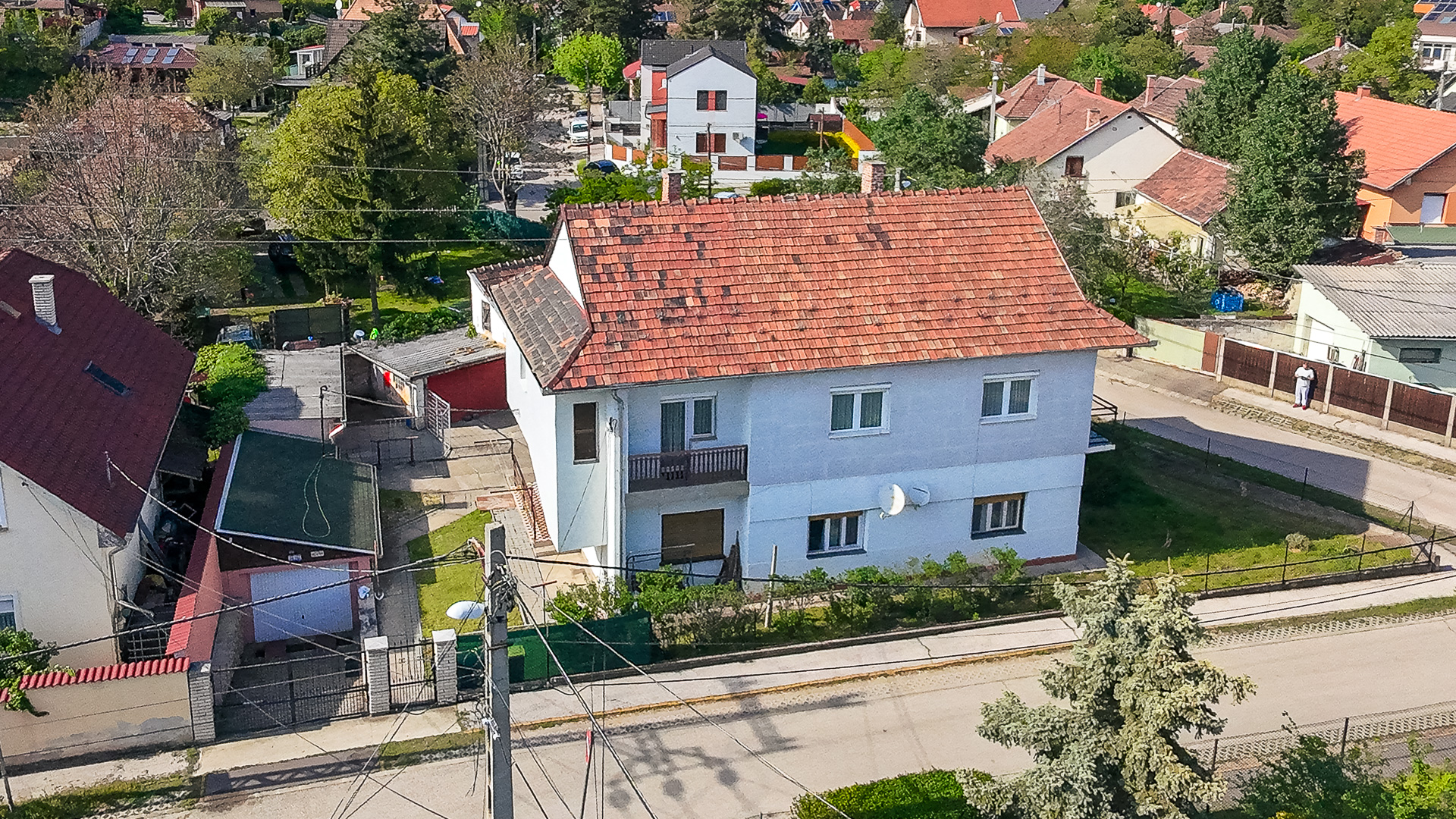 Eladó Csepel-Királyerdőn egy emeleti lakás, saját garázzsal, udvarral és kertkapcsolattal