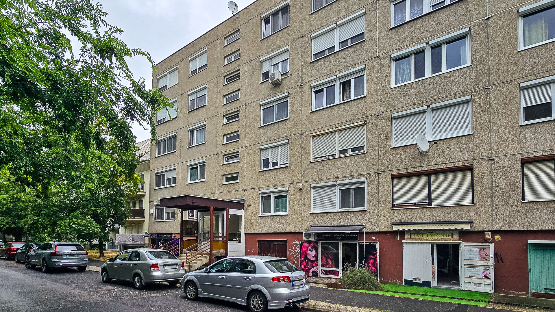 A Szent Miklós lakótelepen eladó egy 3 szobás földszinten lévő lakás, erkéllyel