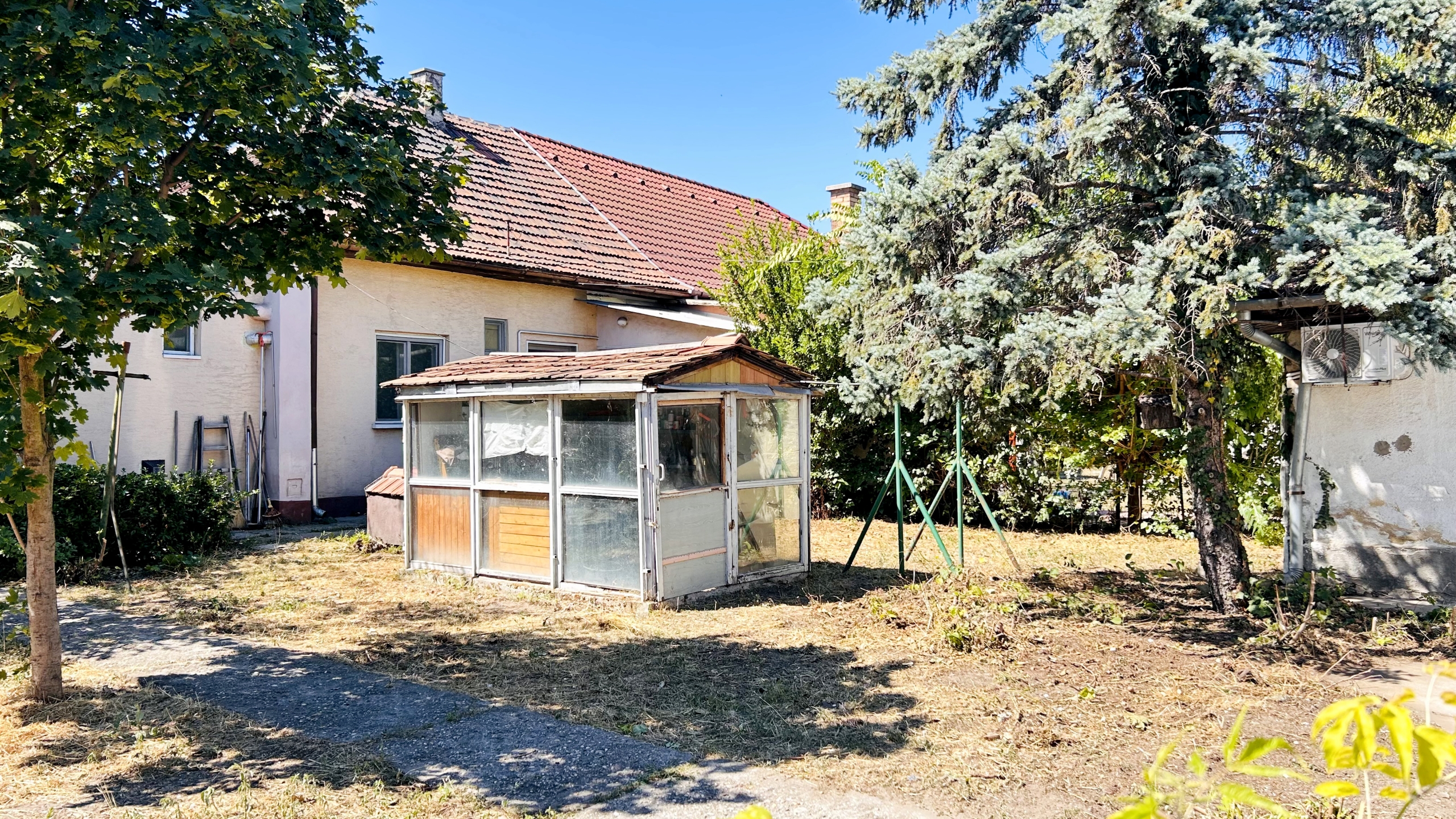 Családi ingatlan két lakóépülettel Budapest XX. kerületében