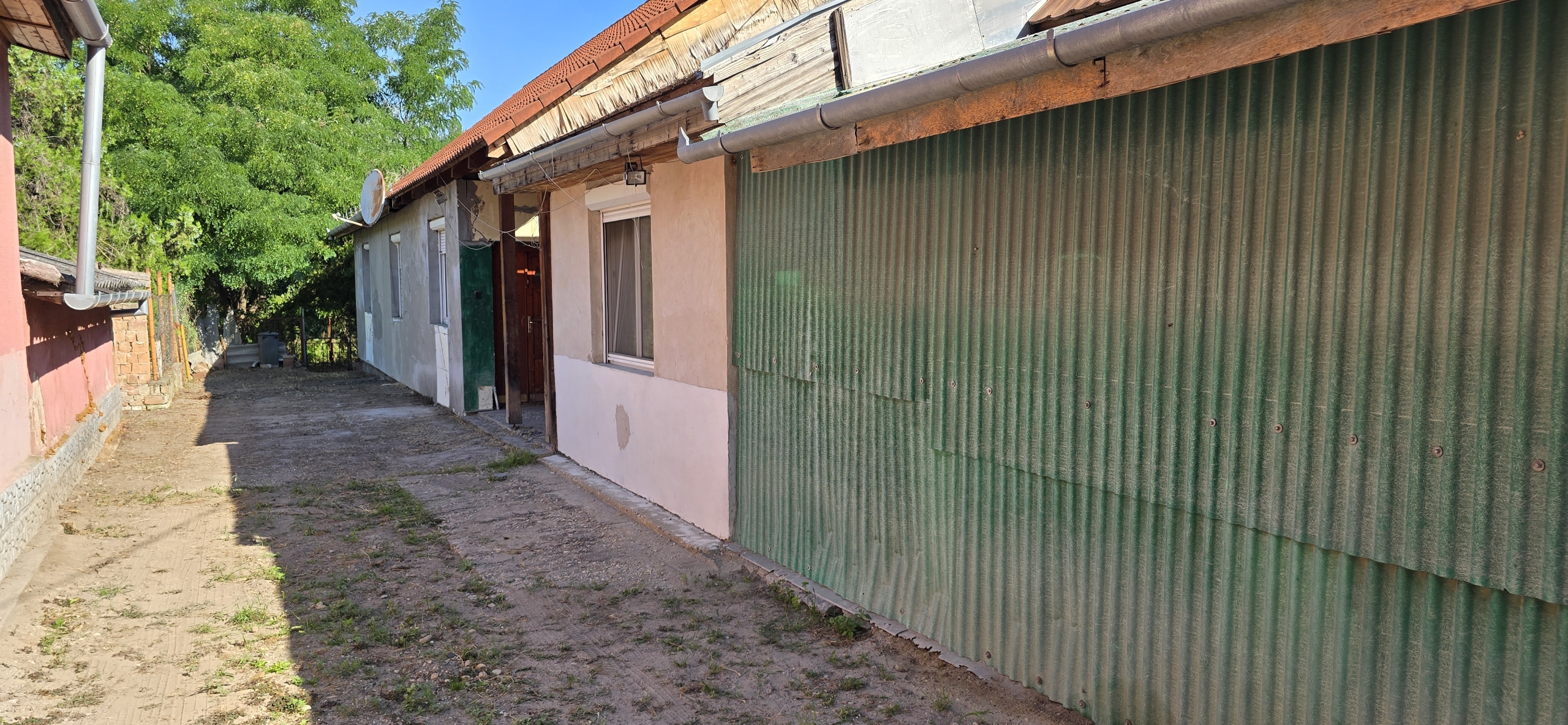 Eladó négy szobás családi ház Dunaharasztin