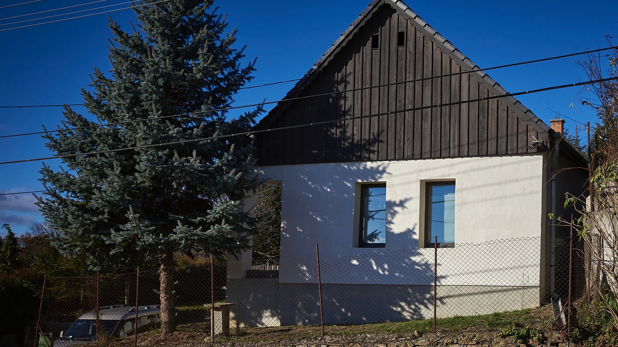 Berkenyei ökoingatlan saját fenyőerdővel a Dunakanyar mellett