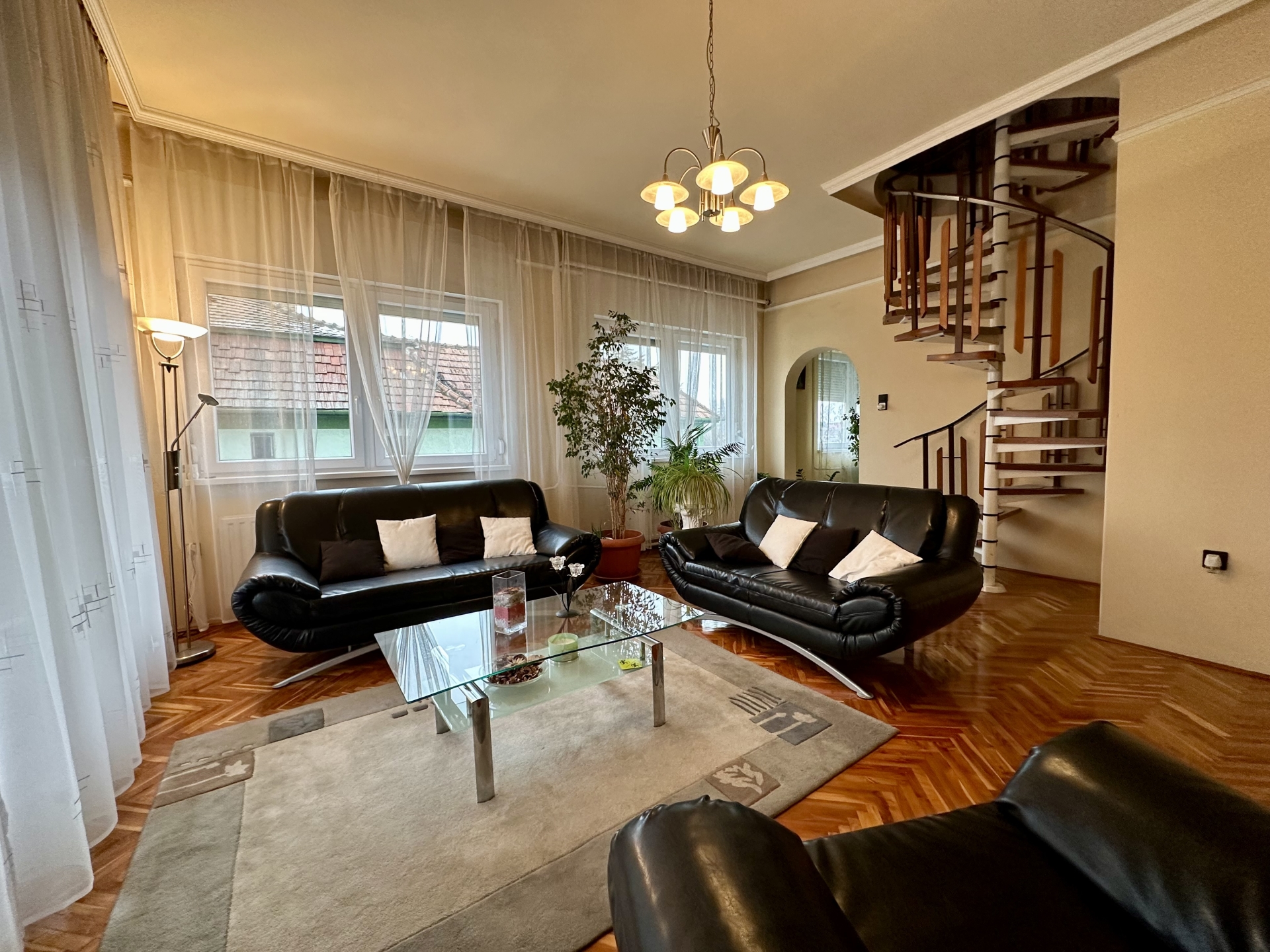 Világos, hatalmas terekkel rendelkező Otthon Alsó-Nyáregyháza kedvelt részéről!