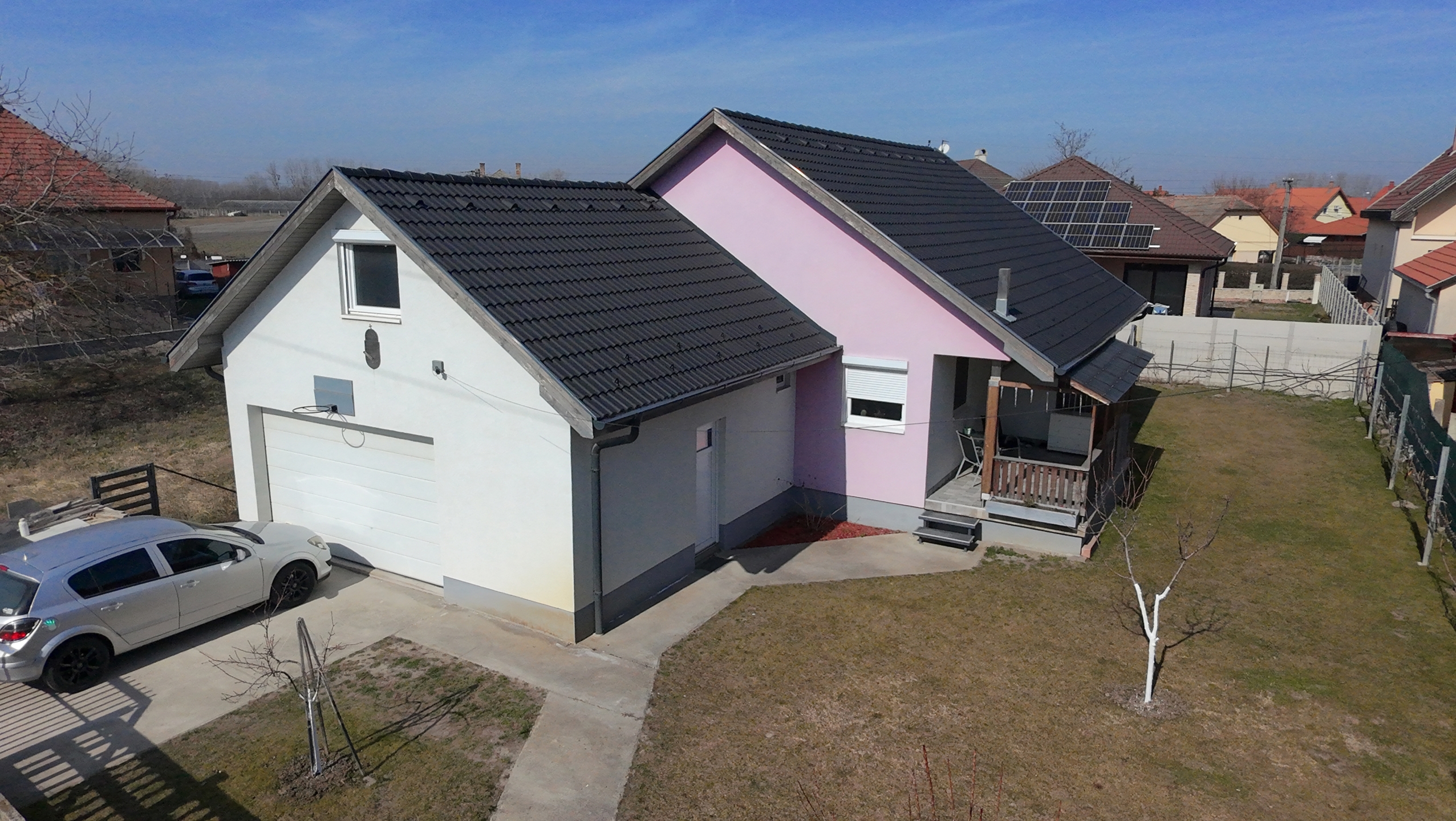 Teljes közműves 552 m2 telken épült ez a 2 szintes, 3 szobás, dupla fürdőszobás, modern, takarékos Családi ház!