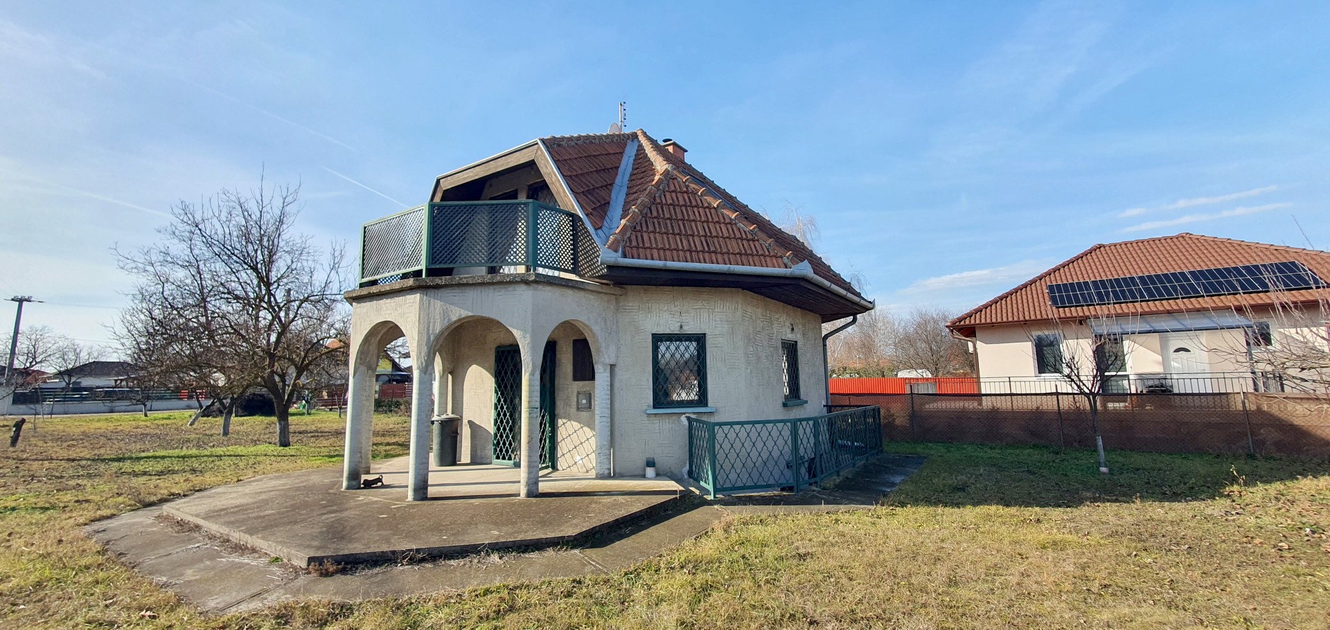  Eladó 1049 m2-es sarki telek, aszfaltos utca, minden közművel ellátott az Önálló családi ház.
