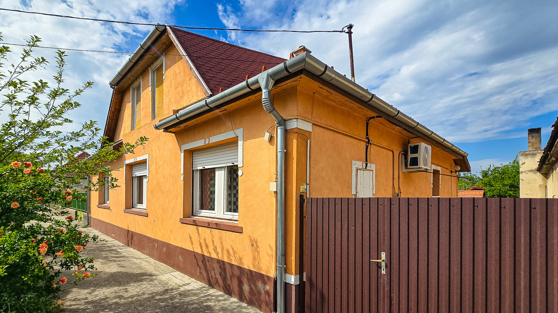 Három lakrész, egy telek, számtalan lehetőség – családoknak és befektetőknek is ideális választás!