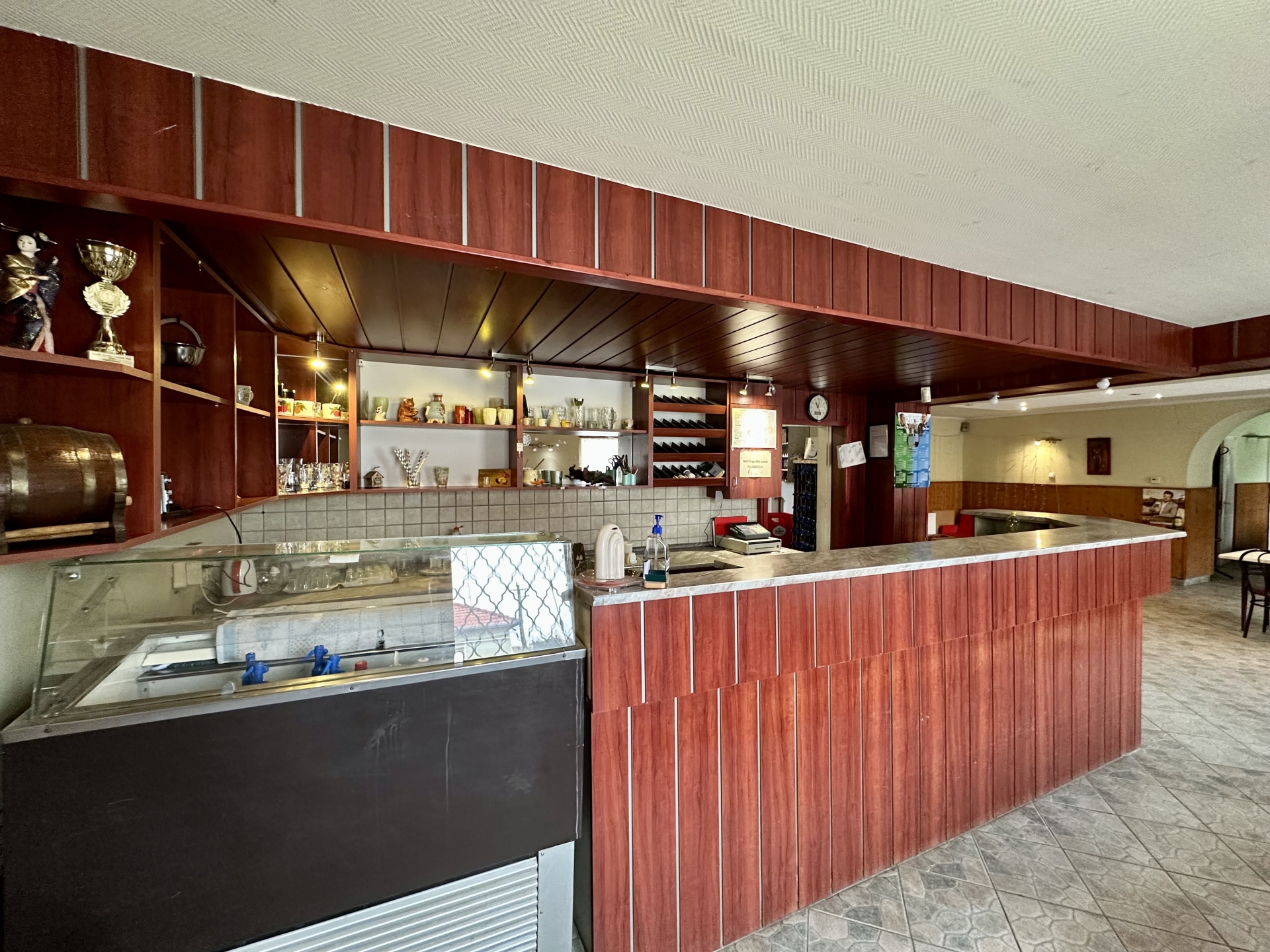 Eladó Vendéglátó Ipari és Szépségipari egység, Alsó-Nyáregyháza Központjában!