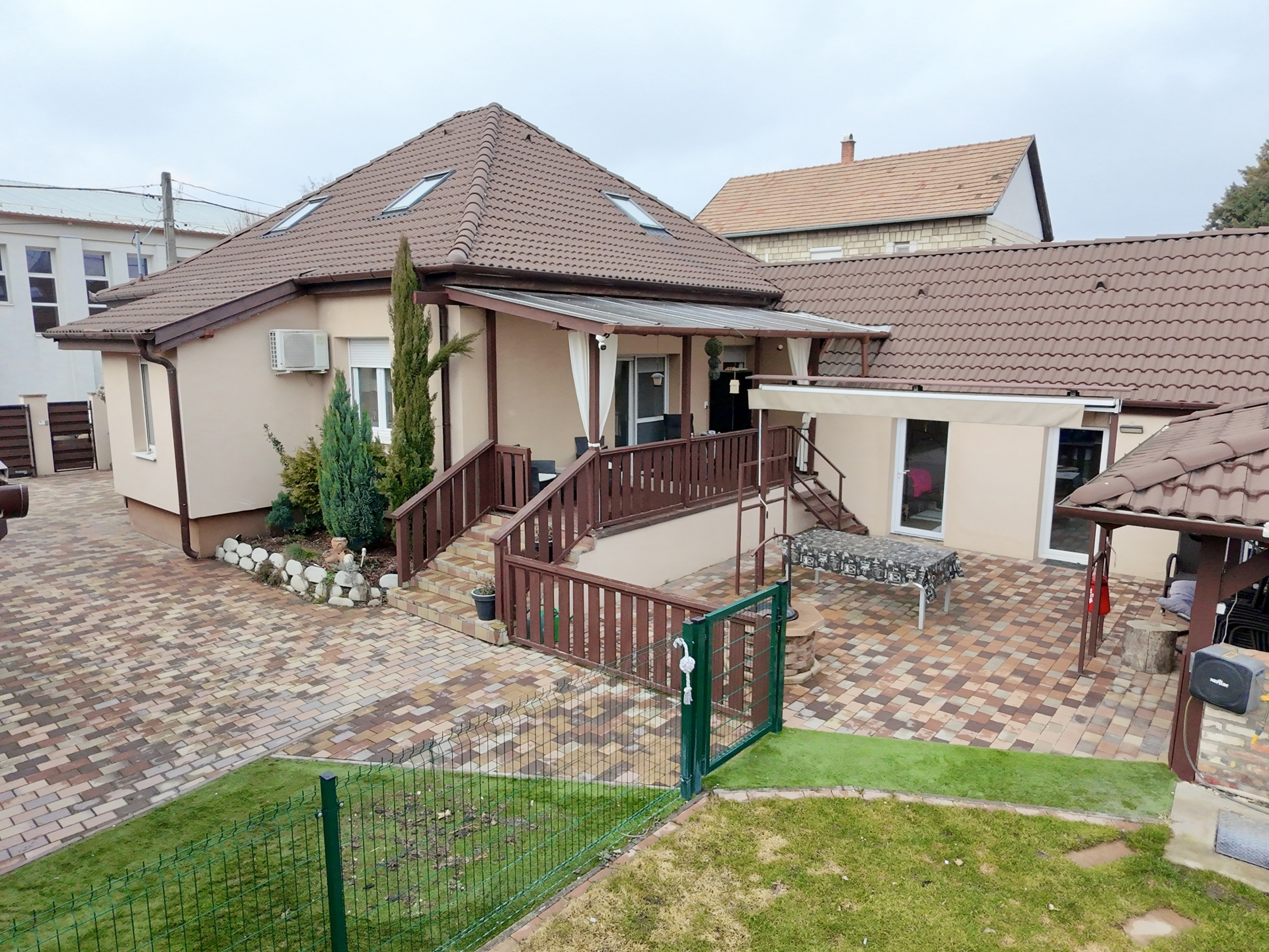 Dunavarsány központjában igényesen felújított családi ház külön Wellness részleggel