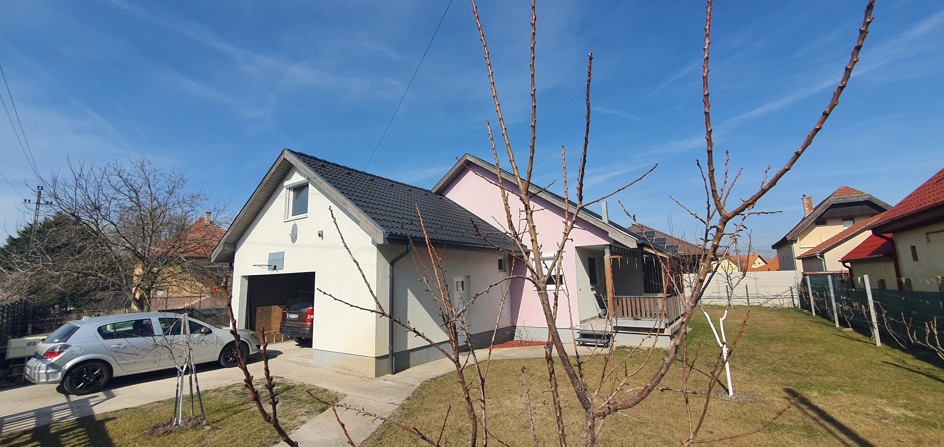 Teljes közműves 552 m2 telken épült ez a 2 szintes, 3 szobás, dupla fürdőszobás, modern, takarékos Családi ház!